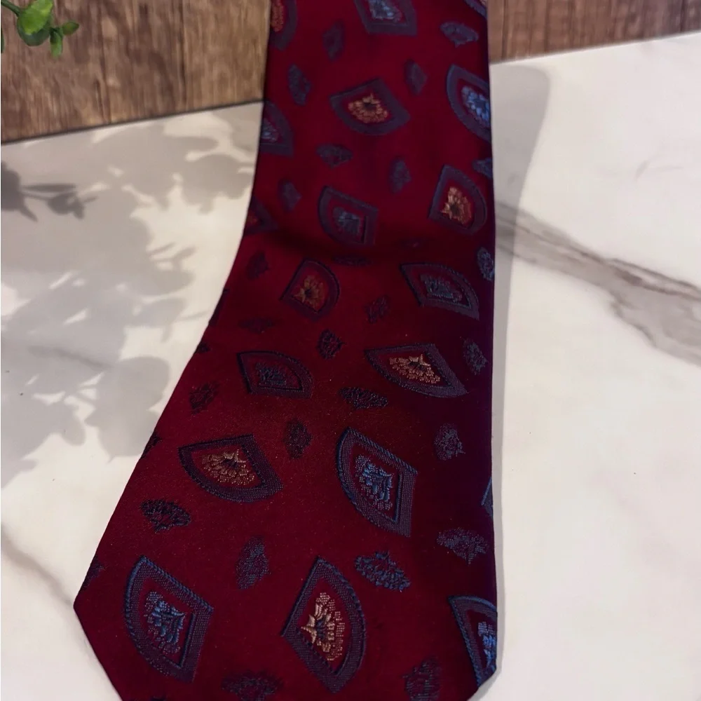 Elegant Maroon Patterned Tie